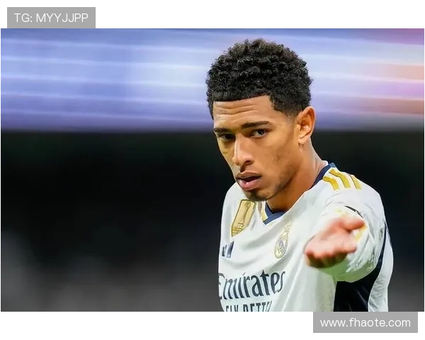 坎爷儿子穿着皇马球衣出现在海口机场,背后印着贝林厄姆 坎爷儿子穿着皇马球衣出现在海口机场,背后印着贝林厄姆